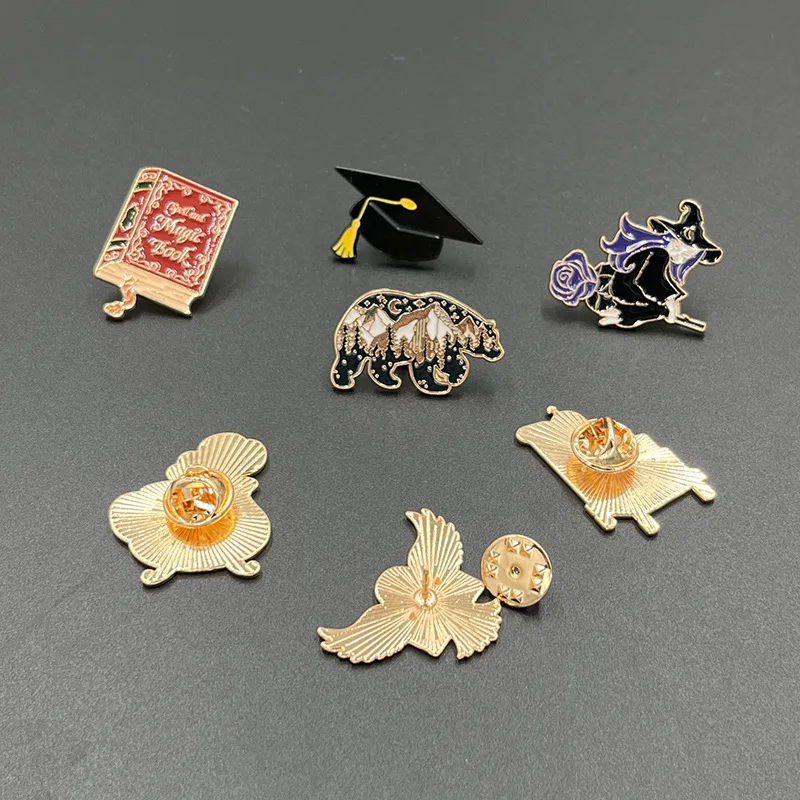 Anime Kingdom Merchandise - Neue Film-Merchandise-Brosche, Metallabzeichen, Kleidungsaccessoires im Retro-College-Stil,